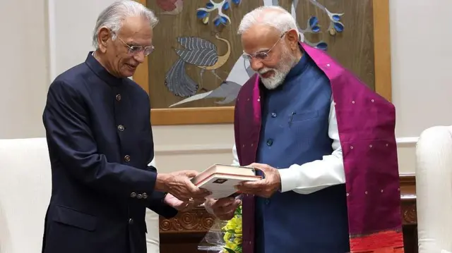 पंतप्रधान नरेंद्र मोदी आणि काँग्रेसचे ज्येष्ठ नेते शिवराज पाटील चाकूरकर