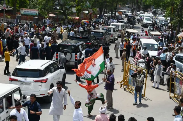 রাহুল গান্ধীর মনোনয়নের সময়ে শুক্রবার রায়বেরিলির কংগ্রেস কর্মীদের উচ্ছ্বাস