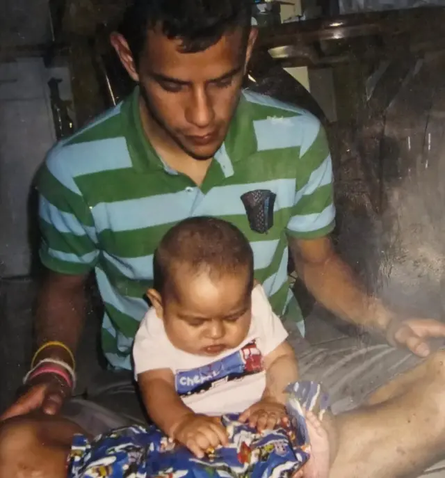 نیستروم در کنار پسرش ماتیاس. این دو پس از پایان دوران بی‌خانمانی و اعتیاد نیستروم، دوباره به هم رسیدند