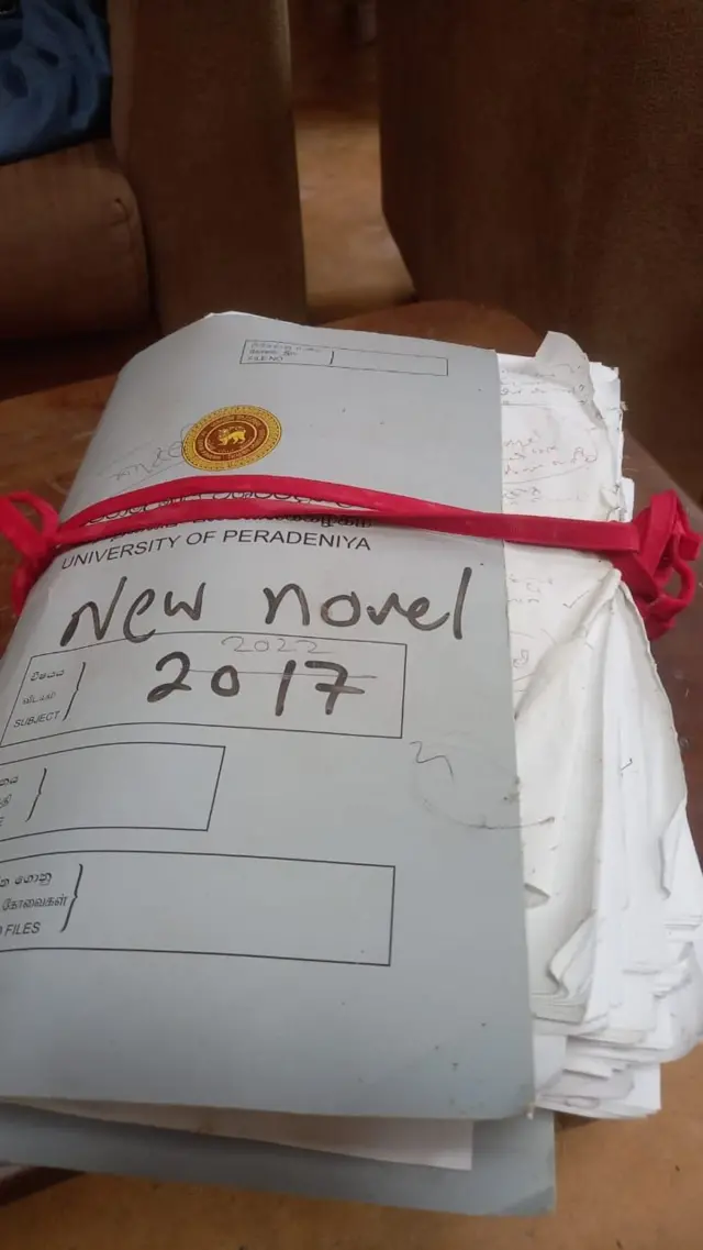 "දැන් මම සාමාන්යයෙන් අතින් තමයි නවකතා ලියන්නේ. අඩු තරමෙ ෆස්ට් ඩ්රාෆ්ට් එක ලියන්නෙ පෑනෙන්. මේ පෑනෙන් ලියන ඒව ටයිප් කරල ප්රින්ට් අවුට් අරගෙන මම දාල තියන ෆයිල් එකක් තියනවා"