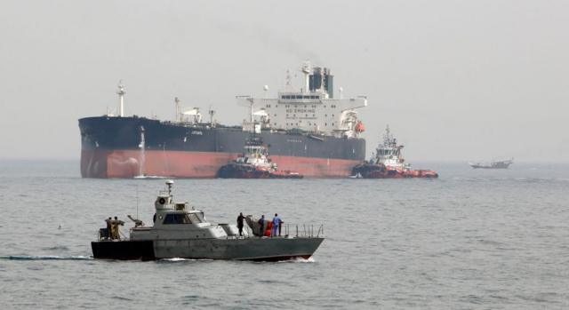 گشت‌زنی یک قایق تندرو نظامی ایرانی همزمان با پهلوگرفتن یک نفتکش در تاسیسات نفتی جزیره خارک، در خلیج فارس