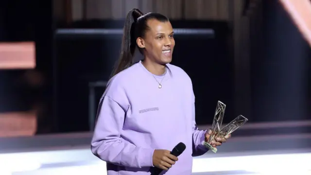 Stromae, aha yahabwaga igihembo cy'umuhanzi wahize abandi mu bagabo, aha ni i Paris mu Bufaransa, mu bihembo byo ku nshuro ya 38 bya "Les Victoires De La Musique"