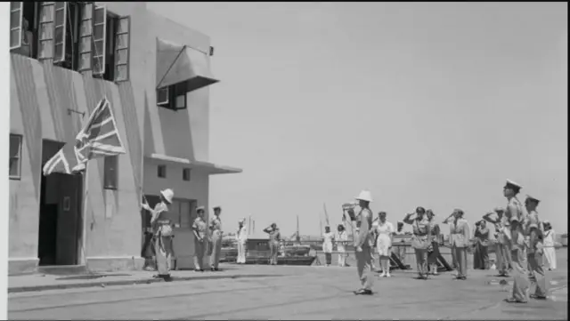 Askar British ah oo hoos u dhigaysa calanka si ay u xusaan dhamaadka dawladii Falastiin 1948kii.
