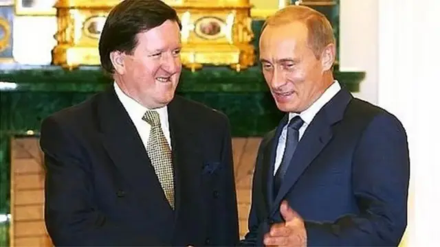 1999 અને 2003 વચ્ચે યુકેના ભૂતપૂર્વ સંરક્ષણમંત્રી અને નાટોના સેક્રેટરી જનરલ જ્યૉર્જ રૉબર્ટસન સાથે રશિયન પ્રમુખ વ્લાદિમીર પુતિન