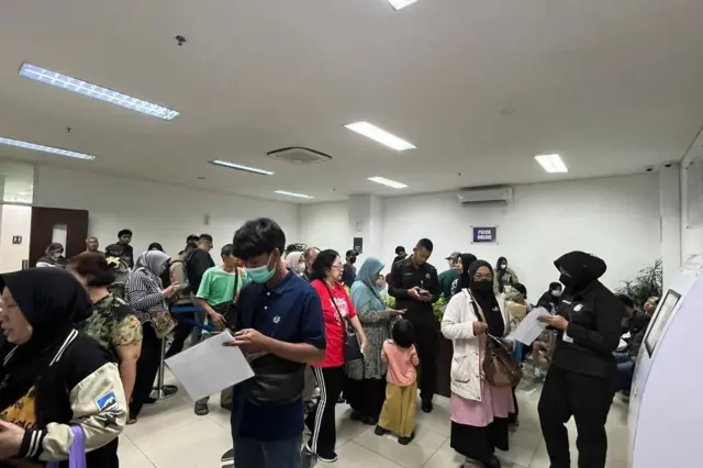 Suasana antrean warga di Kantor BPJS Kesehatan Depok, Jalan Boulevard Grand Depok City, Kota Depok, Kamis (5/2)