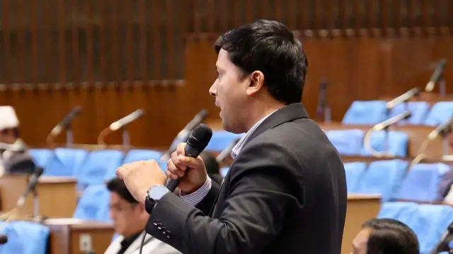 नयाँबानेश्वरस्थित सङ्घीय संसद् भवनमा मङ्गलवार बसेको प्रतिनिधिसभा बैठकको शून्य समयमा बोल्दै एमालेका मुख्य सचेतक महेशकुमार बर्तौला 