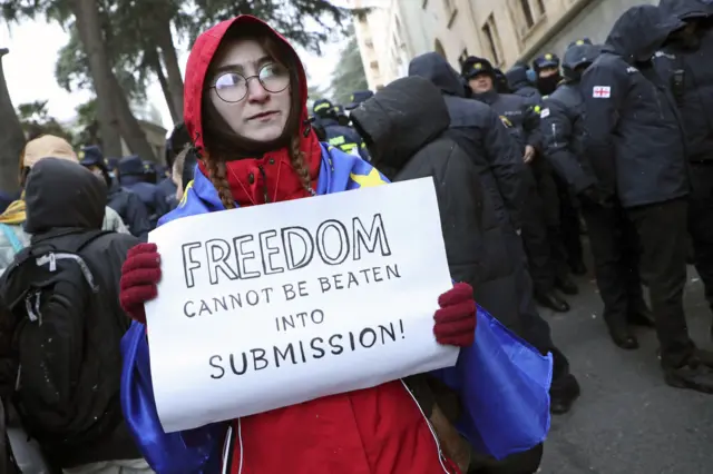 တစ်ဘလစ်ဆီ မြို့တော်နဲ့ တခြား မြို့ကြီးတွေမှာ အတိုက်အခံတွေ ဆန္ဒပြ