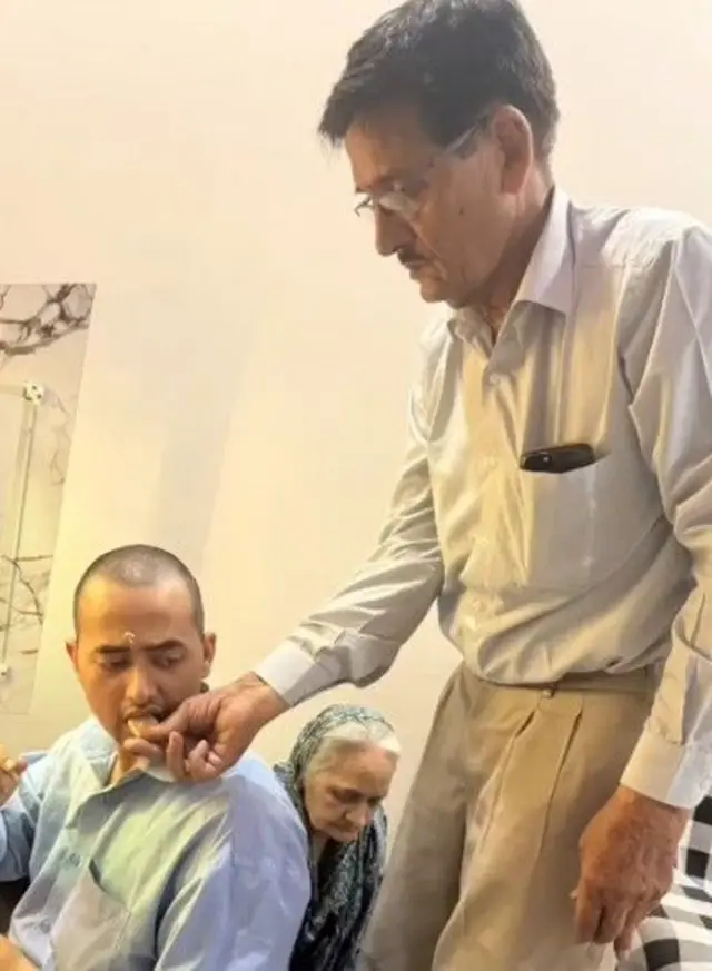 कथित नए वीडियो में आयुष मलिक अपने पिता देवराज मलिक के साथ