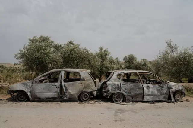 مركبات فلسطينية محترقة في بلدة المغير 