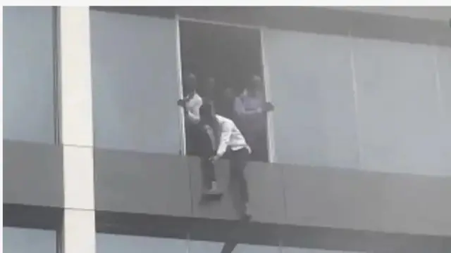 Aworan yii ṣafihan awọn oṣiṣẹ to n gbiyanju lati gba oju ferese jade lasiko ti ina naa n jo lọjọ Iṣẹgun, ọjọ kẹrindinlogun, oṣu Kẹsan-an ọdun 2025.