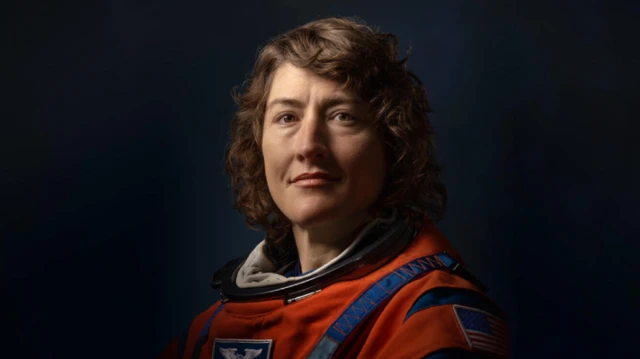 Foto oficial de la astronauta Christina Koch