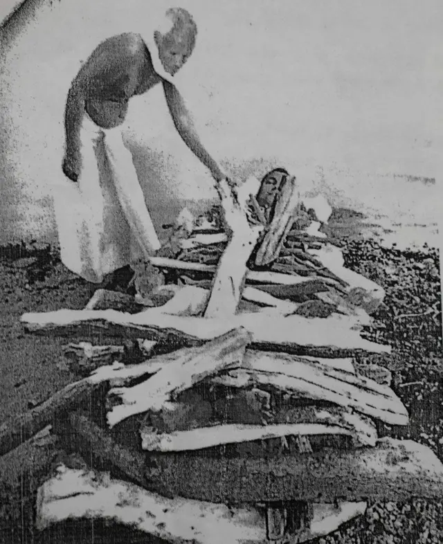 አባት ልጄ ሞታል በሚል 'አስከሬን ሲያቃጥሉ' የሚያሳው ፎቶ 