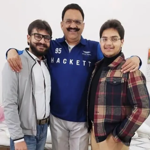 मुख़्तार अंसारी अपने बेटों उमर और अब्बास के साथ