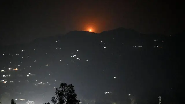 जम्मू कश्मीर के पुंछ सेक्टर में धमाके के बाद रोशनी