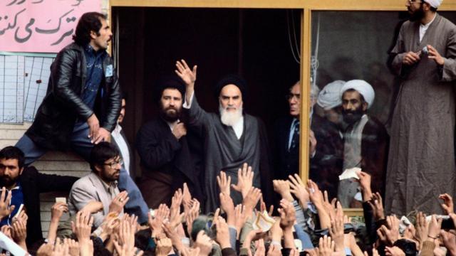 O aiatolá Khomeini foi recebido com entusiasmo no seu regresso ao Irã
