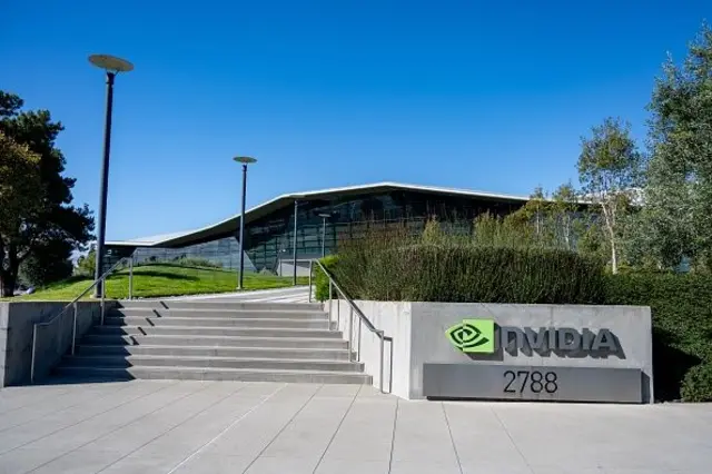 یو ځانګړی دقت د الفابت هغه ځانګړي سوپرچیپونه دي چې د AI لپاره یې جوړ کړي او د نویډیا (Nvidia) له چېپونو سره سیالي کوي. نویډیا چې جېنسن هوانګ یې مشري کوي، په دې وروستیو کې د نړۍ لومړنی ۵ ټریلیونه ډالرو ارزښت لرونکی شرکت شو. 