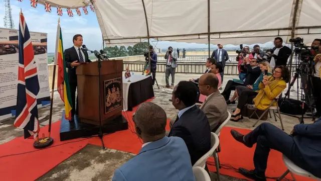 UK goment official dey address pipo