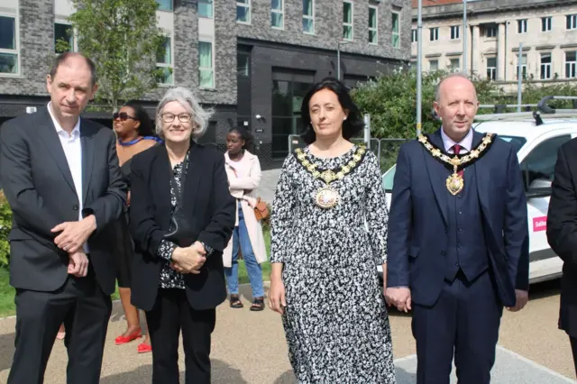 Bamwe mu bajenama ba komine ya Salford bitavye urubanza. Uvuye iburyo uja ibubamfu: Philip Burch, Tanya Burch, Gina Reynolds, na Neil Reynolds.