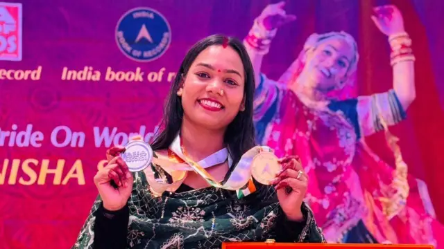 સૌથી લાંબો સમય સુધી સોલો ગરબા કરવાનો રેકોર્ડ કોણે બનાવ્યો, એશિયા બૂક ઓફ રેકોર્ડ્સ, ઇન્ડિયા બૂૂક ઓફ રેકોર્ડ્સ, વડોદરાનાં મનીષાબહેન સૈની, બીબીસી ગુજરાતી સમાચાર
રેકૉર્ડનાં પ્રમાણપત્ર સાથે મનીષા બહેન સૈની