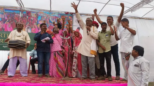 RTI ACTનાં 20 વર્ષ : ગુજરાતની પડોશમાં આવેલું એ ગામ જ્યાંથી માહિતી અધિકાર ચળવળનો પાયો નંખાયો હતો, બીબીસી ગુજરાતી રાઇટ ટુ ઇન્ફોર્મેશન માહિતી અધિકાર 2005