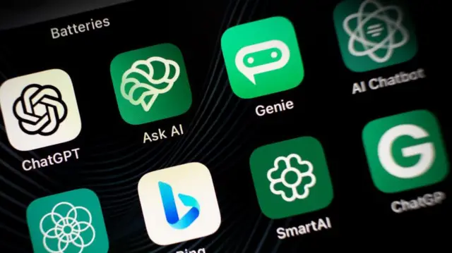 تظهر تطبيقات ذكاء اصطناعي على جهاز محمول في هذا الرسم التوضيحي للصور في وارسو، بولندا في 21 يوليو/تموز 2023