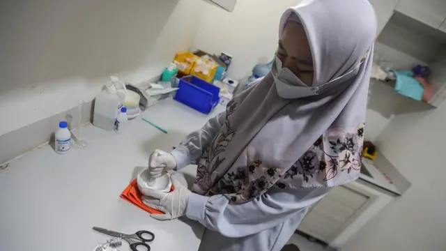 Tenaga farmasi meracikan obat di RS Universitas Indonesia, Depok, Jawa Barat, Jumat (21/10/2022).