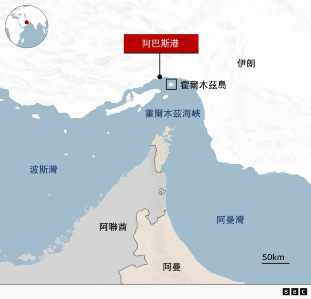 一張展示霍爾木茲海峽的地圖。北面是伊朗,標有阿巴斯港(Bandar Abbas)和霍爾木茲島;南面是阿聯酋和阿曼。