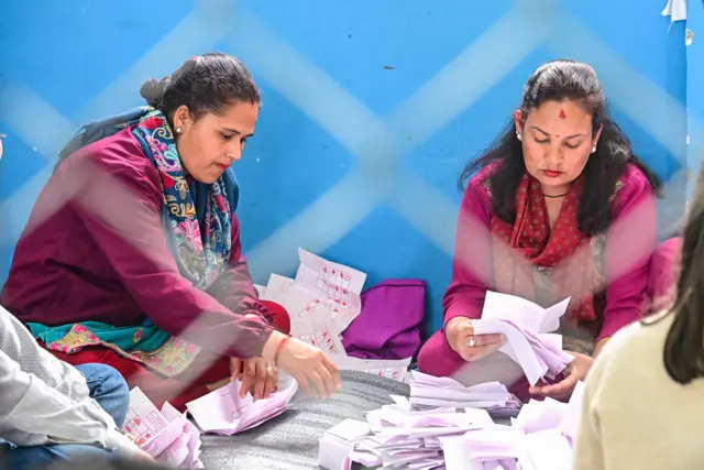 दुई महिला मतगणना गर्दै