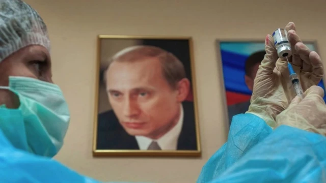 Petugas kesehatan Rusia menyiapkan vaksin