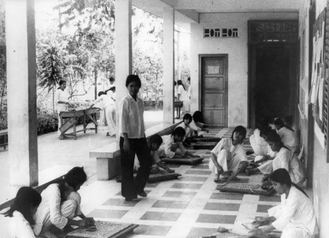 Phụ nữ lao động trong một trại cải tạo do Chính phủ Cách mạng lâm thờiCộng hòa miền Nam Việt Nam lập vào đầu vào năm 1976