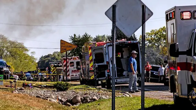 Ambulancias en las afueras de la Iglesia atacada en Michigan.