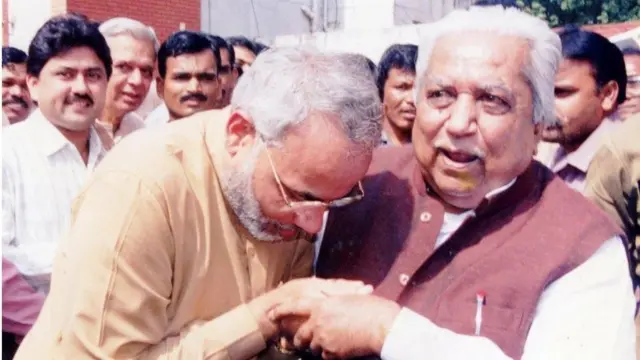 કડી અને વીસાવદરની પેટાચૂંટણી, નરેન્દ્ર મોદી અને કેશુભાઈ પટેલના સંબંધ, કેશુભાઈ પટેલને મુખ્ય મંત્રીપદેથી કેમ હઠાવાયા, ભાજપ, ગુજરાતનું રાજકારણ, બીબીસી ગુજરાતી, 