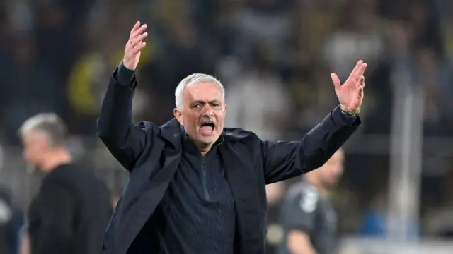 Jose Mourinho yayin wani wasan Fernabache