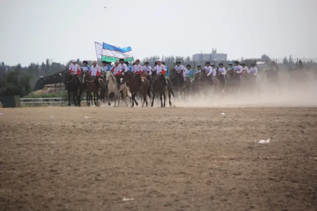 Кыргыз, казак, өзбек оюнчуларынын жоон тобу