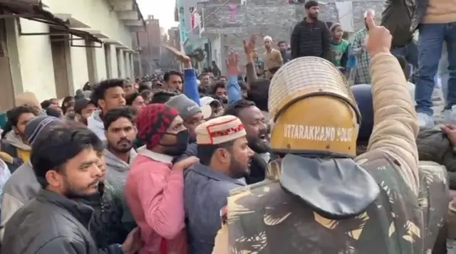 गुरुवार को बनभूलपुरा में मदरसा तोड़े जाने के दौरान स्थानीय लोगों और पुलिस के बीच तनाव बढ़ा था.