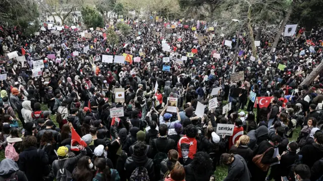 Ɗalibai lokacin da suka fita zanga-zanga. 