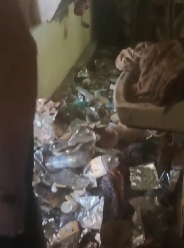  संपूर्णपणे अस्ताव्यस्त घर