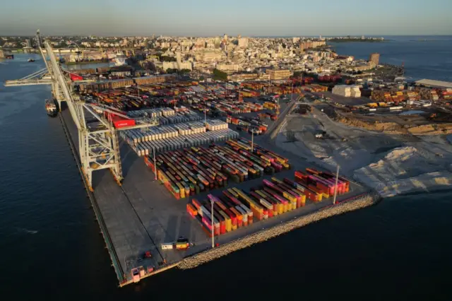 Vista aérea del puerto de Montevideo.