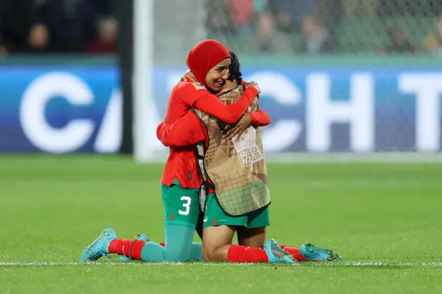 Nouhaila Benzina y Sofia Bouftini celebran la clasificación a octavos de final.