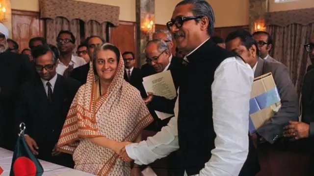 इंदिरा गांधी यांच्यासोबत बांगलादेशचे संस्थापक शेख मुजीब-उर रहमान.