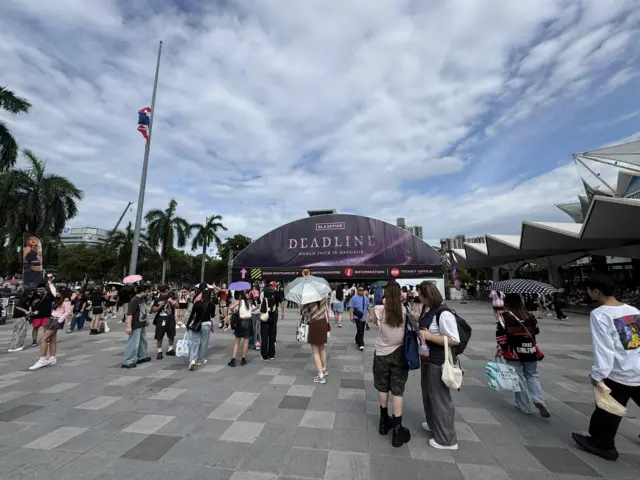 အောက်တိုဘာ ၂၅ ရက်၊ ဘန်ကောက်မြို့က BLACKPINK ပွဲကျင်းပမယ့် ရာဂျာမန်ဂလာ အားကစားရုံရှေ့မြင်ကွင်း