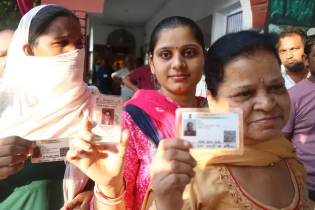 ਰੋਹਤਕ ਵਿੱਚ ਵੋਟ ਪਾਉਂਦੀਆਂ ਔਰਤਾਂ