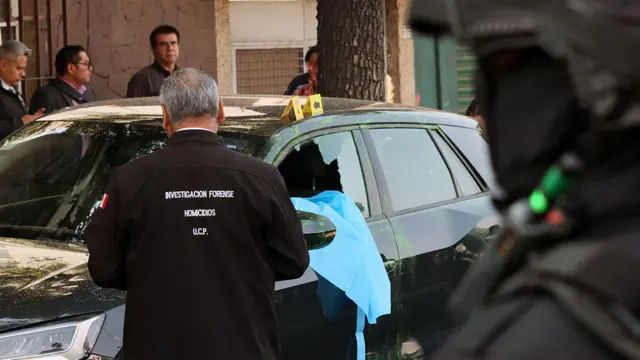 Forenses examinan el vehículo atacado