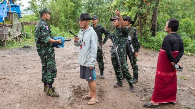 Sejumlah anggota Organisasi Pertahanan Nasional Karen (KNDO) kembali dari pergantian sif pada 27 Mei 2022 di erbatasan Thailand - Myanmar dekat Provinsi Umphang Tak.