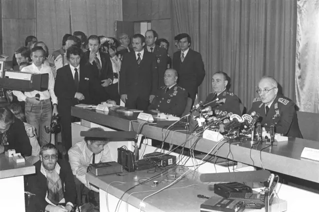 2 Eylül 1980 tarihli arşiv fotoğrafında, dönemin Genelkurmay Başkanı Kenan Evren (sağda), Türkiye'de yönetime el koymasının ardından Ankara'da basına açıklaması yaparken görülüyor.