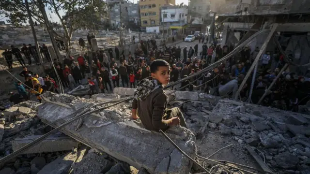 طفل فلسطيني يجلس على الأنقاض بعد الغارات الجوية الإسرائيلية على مخيم النصيرات للاجئين وسط غزة
