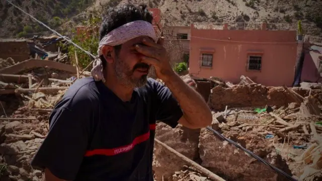 Hassan put im hand on im face as e dey overcome with emotion