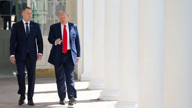 Prezydent USA Donald Trump oraz prezydent Polski Karol Nawrocki (z lewej) idą Kolumnadą w drodze do Gabinetu Owalnego w Białym Domu w Waszyngtonie, 3 września 2025 roku.