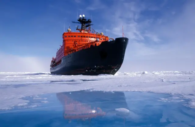 उत्तर समुद्रातलं 'आईसब्रेकर' म्हणजे बर्फ कापत जाणारं जहाज