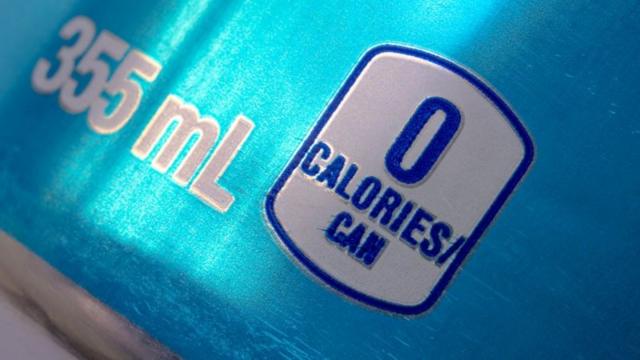Lata de refrigerante escrito 'zero calorias'